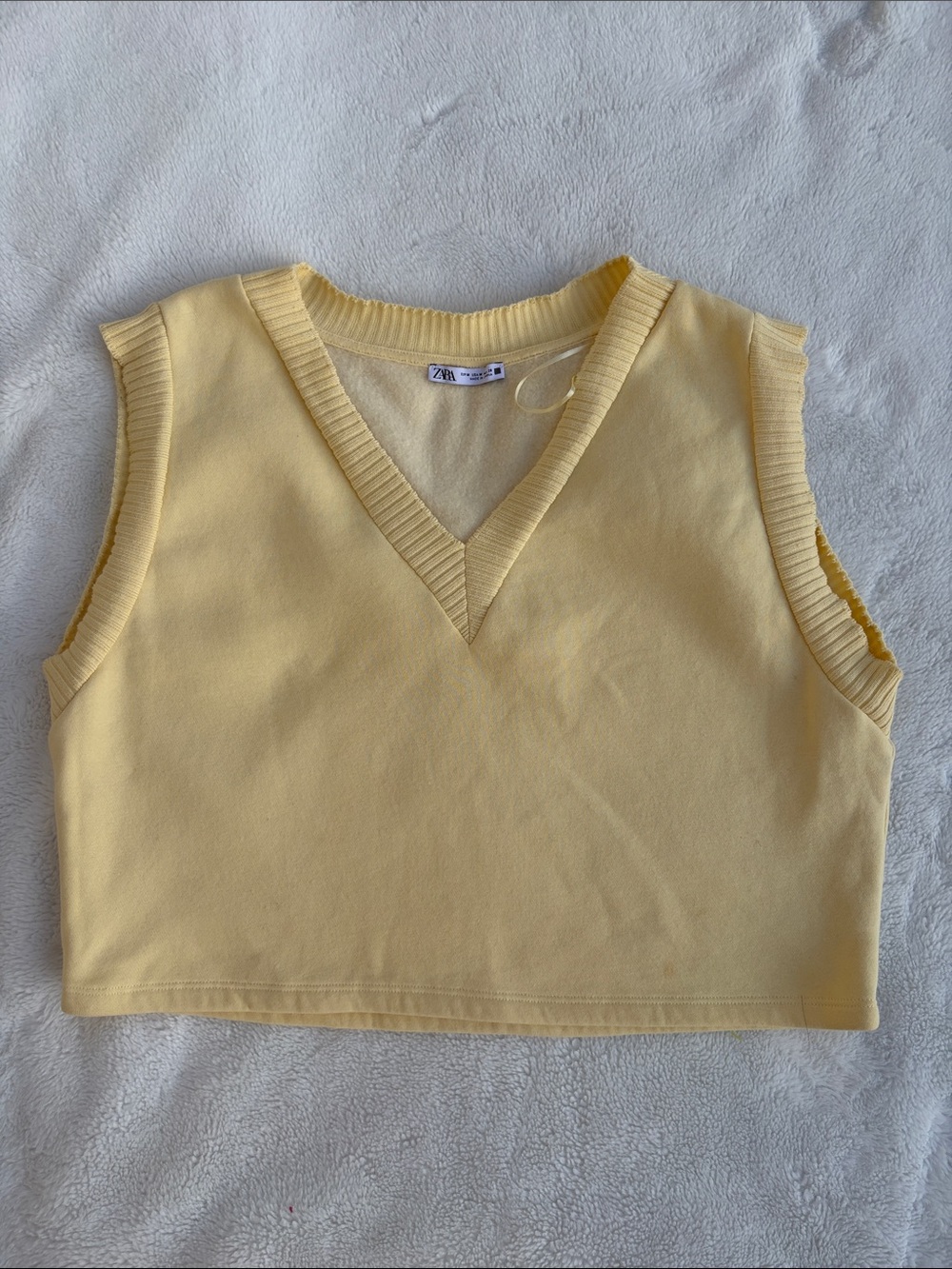 Zara Pale Yellow V-Neck Sleeveless Knit Crop Top/Vest. Size M